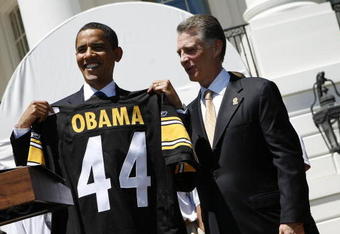 WASHINGTON  - MAY 21:  U.S. President Barack Obama (L) holds up a jersey as Pittsburgh Steelers as President Art Rooney II (3rd R), looks on at the South Portico of White House May 21, 2009 in Washington, DC. The Steelers deafeated the Arizona Cardinals in Super Bowl XLIII.   (Photo by Aude Guerrucci-Pool/Getty Images)