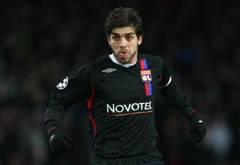 MANCHESTER, UNITED KINGDOM - MARCH 04:  Juninho of Lyon in action during the UEFA Champions League first knockout round second leg match between Manchester United and Lyon at Old Trafford on March 4, 2008 in Manchester, England. (Photo by Alex Livesey/Getty Images)
