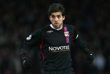 MANCHESTER, UNITED KINGDOM - MARCH 04:  Juninho of Lyon in action during the UEFA Champions League first knockout round second leg match between Manchester United and Lyon at Old Trafford on March 4, 2008 in Manchester, England. (Photo by Alex Livesey/Getty Images)