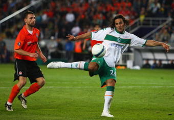 ISTANBUL, TURKEY - MAY 20:   Claudio Pizarro of Werder Bremen has a shot at goal during the UEFA Cup Final between Shakhtar Donetsk and Werder Bremen at the Sukru Saracoglu Stadium on May 20, 2009 in Istanbul, Turkey.  (Photo by Mike Hewitt/Getty Images)