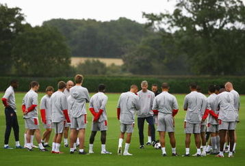 LONDON COLNEY, ENGLAND - AUGUST 25:  Arsenal manager Arsene Wenger talks to his players during an Arsenal Training Session at London Colney on August 25, 2009 in London Colney, England.  (Photo by Paul Gilham/Getty Images)