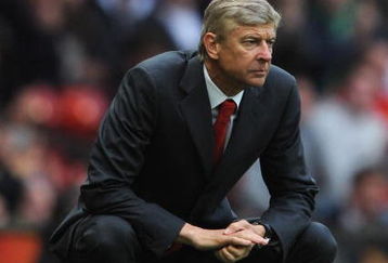 MANCHESTER, ENGLAND - AUGUST 29:  Arsenal Manager Arsene Wenger watches the action during the Barclays Premier League match between Manchester United and Arsenal at Old Trafford on August 29, 2009 in Manchester, England.  (Photo by Laurence Griffiths/Getty Images)