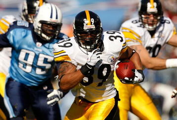NASHVILLE, TN - DECEMBER 21:  Willie Parker #39 of the Pittsburgh Steelers runs with the ball agianst the Tennessee Titans during their game on December 21, 2008 at LP Field in Nashville, Tennessee.  (Photo by Streeter Lecka/Getty Images)