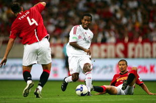 SAITAMA, JAPAN - JULY 31: Ze Roberto (C) of Bayern Munich in action during the pre season friendly between Urawa Red Diamonds and Bayern Munich at Saitama Stadium on July 31, 2008 in Saitama, Japan. (Photo by Koji Watanabe/Getty Images)