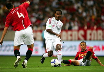 SAITAMA, JAPAN - JULY 31: Ze Roberto (C) of Bayern Munich in action during the pre season friendly between Urawa Red Diamonds and Bayern Munich at Saitama Stadium on July 31, 2008 in Saitama, Japan. (Photo by Koji Watanabe/Getty Images)