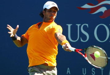 NEW YORK - SEPTEMBER 03:  Fernando Verdasco of Spain returns a shot against Florent Serra of France during day four of the 2009 U.S. Open at the USTA Billie Jean King National Tennis Center on September 3, 2009 in Flushing neighborhood of the Queens borough of New York City.  (Photo by Chris McGrath/Getty Images)