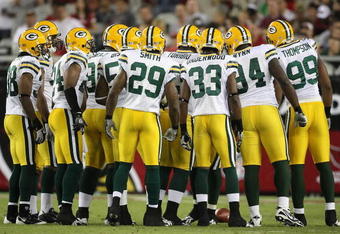 GLENDALE, AZ - AUGUST 28:  The Green Bay Packers offense huddles up during the preseason NFL game against the Arizona Cardinals at the Universtity of Phoenix Stadium on August 28, 2009 in Glendale, Arizona. The Packers defeated the Cardinals 44-37.  (Photo by Christian Petersen/Getty Images)