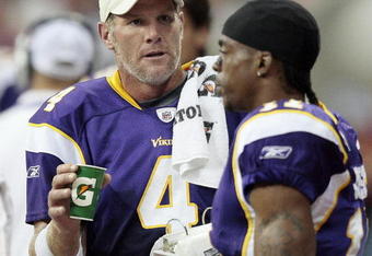 HOUSTON - AUGUST 31:  Quarterback Brett Favre #4 of the Minnesota Vikings talks with receiver Jaymar Johnson at Reliant Stadium on August 31, 2009 in Houston, Texas.  (Photo by Bob Levey/Getty Images)