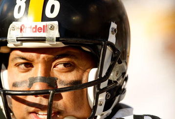 NASHVILLE, TN - DECEMBER 21:  Hines Ward #86 of the Pittsburgh Steelers talks to players against the Tennessee Titans during their game on December 21, 2008 at LP Field in Nashville, Tennessee.  (Photo by Streeter Lecka/Getty Images)