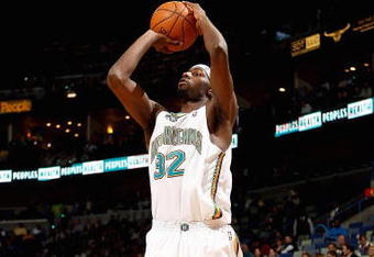 NEW ORLEANS - DECEMBER 07:  Julian Wright #32 of the New Orleans Hornets shoots during the game against the Memphis Grizzlies on December 7, 2007 at the New Orleans Arena in New Orleans, Louisiana.  The Hornets defeated the Grizzlies 118-116.    NOTE TO USER: User expressly acknowledges and agrees that, by downloading and/or using this Photograph, user is consenting to the terms and conditions of the Getty Images License Agreement.  (Photo by Chris Graythen/Getty Images)