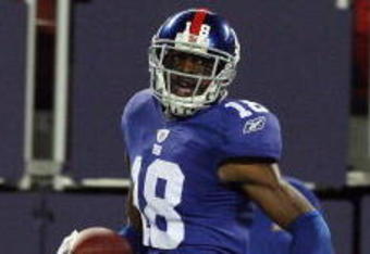 EAST RUTHERFORD, NJ - AUGUST 29:  Hakeem Nicks #18 of the New York Giants runs a reception past James Ihedigbo #44 of the New York Jets for a fourth quarter touchdown on August 29, 2009 at Giants Stadium in East Rutherford, New Jersey.  (Photo by Jim McIsaac/Getty Images)