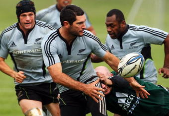 CAMBRIDGE, NEW ZEALAND - SEPTEMBER 08:  Stephen Donald of the All Blacks passes the ball during a New Zealand All Blacks training session at St Peters College on September 8, 2009 in Cambridge, New Zealand.  (Photo by Phil Walter/Getty Images)