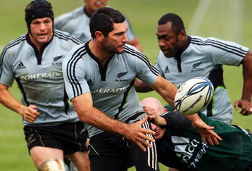 CAMBRIDGE, NEW ZEALAND - SEPTEMBER 08:  Stephen Donald of the All Blacks passes the ball during a New Zealand All Blacks training session at St Peters College on September 8, 2009 in Cambridge, New Zealand.  (Photo by Phil Walter/Getty Images)