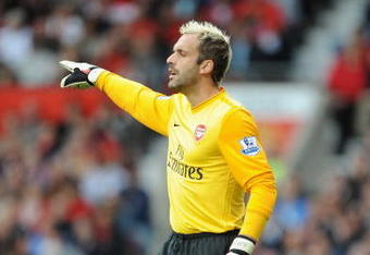 MANCHESTER, UNITED KINGDOM - AUGUST 29:   Manuel Almunia of Arsenal gestures during the Barclays Premier League match between Manchester United and Arsenal at Old Trafford on August 29, 2009 in Manchester, England. (Photo by Laurence Griffiths/Getty Images)
