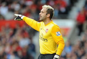 MANCHESTER, UNITED KINGDOM - AUGUST 29:   Manuel Almunia of Arsenal gestures during the Barclays Premier League match between Manchester United and Arsenal at Old Trafford on August 29, 2009 in Manchester, England. (Photo by Laurence Griffiths/Getty Images)