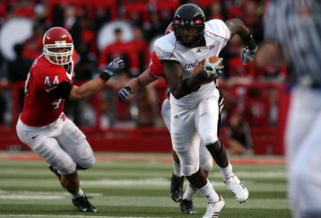 PISCATAWAY, NJ - SEPTEMBER 07:  Jamar Howard #6 of the Cincinnati Bearcats runs the ball past Ryan D'Imperio #44 of the Rutgers Scarlet Knights at Rutgers Stadium on September 7, 2009 in Piscataway, New Jersey.  (Photo by Jim McIsaac/Getty Images)