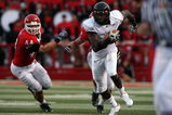 PISCATAWAY, NJ - SEPTEMBER 07:  Jamar Howard #6 of the Cincinnati Bearcats runs the ball past Ryan D'Imperio #44 of the Rutgers Scarlet Knights at Rutgers Stadium on September 7, 2009 in Piscataway, New Jersey.  (Photo by Jim McIsaac/Getty Images)