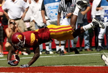 LOS ANGELES, CA - SEPTEMBER 05:  Running back Joe McKnight #4 of  the USC Trojans dives into the end zone for a touchdown against the San Jose State Spartans on September 5, 2009 at the Los Angeles Coliseum in Los Angeles, California.  (Photo by Stephen Dunn/Getty Images)