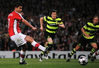 LONDON, ENGLAND - AUGUST 26:  Eduardo of Arsenal scores the opening goal from the penalty spot during the UEFA Champions League 2nd qualifying round 2nd leg match between Arsenal and Celtic at the Emirates Stadium on August 26, 2009 in London, England.  (Photo by Shaun Botterill/Getty Images)