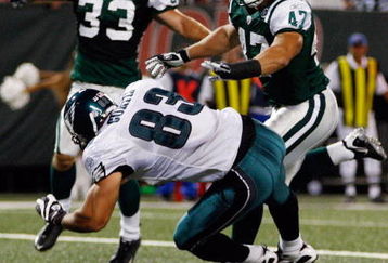 EAST RUTHERFORD, NJ - SEPTEMBER 3: Tony Curtis #83 of the Philadelphia Eagles catches a touchdown pass during the game against the New York Jets on September 3, 2009 at Giants Stadium in East Rutherford, New Jersey. (Photo by Jared Wickerham/Getty Images)