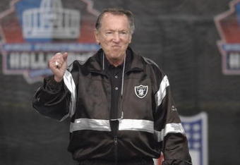 CANTON, OH - AUGUST 3:  Pro Football Hall of Famer (Class of 1992) and Oakland Raiders owner Al Davis pumps his fist as he is introduced during the 2003 NFL Hall of Fame Induction ceremony on August 3, 2003 in Canton, Ohio.  (Photo by David Maxwell/Getty Images)