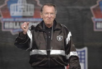 CANTON, OH - AUGUST 3:  Pro Football Hall of Famer (Class of 1992) and Oakland Raiders owner Al Davis pumps his fist as he is introduced during the 2003 NFL Hall of Fame Induction ceremony on August 3, 2003 in Canton, Ohio.  (Photo by David Maxwell/Getty Images)