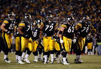 PITTSBURGH - JANUARY 11:  (L-R) Heath Miller #83, Willie Colon #74, Carey Davis, #38, Darnell Stapleton #72, Justin Hartwig #62 and Max Starks #78 of the Pittsburgh Steelers break the offensive huddle against the San Diego Chargers during their AFC Divisional Playoff Game on January 11, 2009 at Heinz Field in Pittsburgh, Pennsylvania. Steelers won 35-24.  (Photo by Chris Graythen/Getty Images)