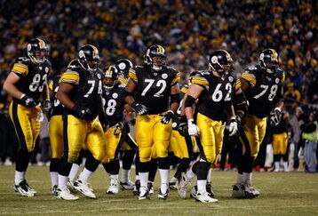 PITTSBURGH - JANUARY 11:  (L-R) Heath Miller #83, Willie Colon #74, Carey Davis, #38, Darnell Stapleton #72, Justin Hartwig #62 and Max Starks #78 of the Pittsburgh Steelers break the offensive huddle against the San Diego Chargers during their AFC Divisional Playoff Game on January 11, 2009 at Heinz Field in Pittsburgh, Pennsylvania. Steelers won 35-24.  (Photo by Chris Graythen/Getty Images)