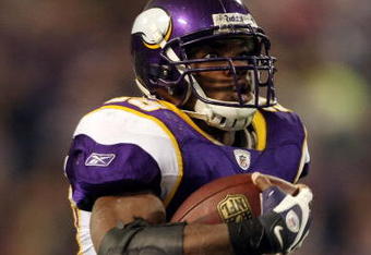 MINNEAPOLIS - DECEMBER 28:   Adrian Peterson #28 of the Minnesota Vikings carries the ball in for a touchdown in the second quarter against the New York Giants on December 28, 2008 at the Hubert H. Humphrey Metrodome in Minneapolis, Minnesota. (Photo by Elsa/Getty Images)