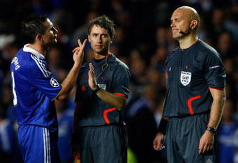 LONDON, ENGLAND - MAY 06:  Frank Lampard of Chelsea argues with referee Tom Henning Ovrebo during the UEFA Champions League Semi Final Second Leg match between Chelsea and Barcelona at Stamford Bridge on May 6, 2009 in London, England.  (Photo by Clive Rose/Getty Images)