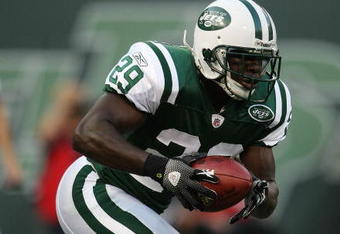 EAST RUTHERFORD, NJ - AUGUST 14:  Leon Washington #29 of the New York Jets  runs the ball against the St. Louis Rams during their preseason game at Giants Stadium on August 14, 2009  in East Rutherford, New Jersey.  (Photo by Nick Laham/Getty Images)