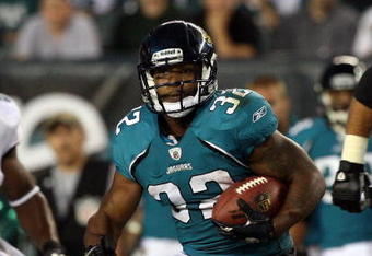 PHILADELPHIA - AUGUST 27:  Maurice Jones-Drew #32 of the Jacksonville Jaguars runs the ball against the Philadelphia Eagles during the preseason game at Lincoln Financial Field on August 27, 2009 in Philadelphia, Pennsylvania.  (Photo by Jim McIsaac/Getty Images)
