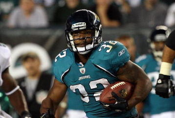 PHILADELPHIA - AUGUST 27:  Maurice Jones-Drew #32 of the Jacksonville Jaguars runs the ball against the Philadelphia Eagles during the preseason game at Lincoln Financial Field on August 27, 2009 in Philadelphia, Pennsylvania.  (Photo by Jim McIsaac/Getty Images)
