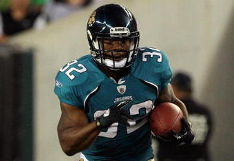 PHILADELPHIA - AUGUST 27:  Maurice Jones-Drew #32 of the Jacksonville Jaguars runs the ball against the Philadelphia Eagles during the preseason game at Lincoln Financial Field on August 27, 2009 in Philadelphia, Pennsylvania.  (Photo by Jim McIsaac/Getty Images)