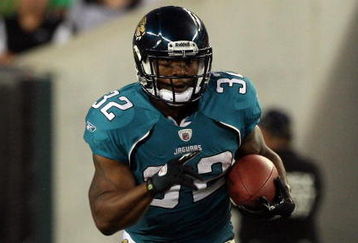 PHILADELPHIA - AUGUST 27:  Maurice Jones-Drew #32 of the Jacksonville Jaguars runs the ball against the Philadelphia Eagles during the preseason game at Lincoln Financial Field on August 27, 2009 in Philadelphia, Pennsylvania.  (Photo by Jim McIsaac/Getty Images)