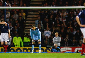 GLASGOW, SCOTLAND - SEPTEMBER 09:  (L-R) Stephen McManus, David Marshall and Darren Fletcher of Scotland react after conceding a goal to the Netherlands during the FIFA 2010 World Cup Group 9 Qualifier match beteween Scotland and Netherlands at Hampden Park on September 9, 2009 in Glasgow, Scotland.  (Photo by Jeff J Mitchell/Getty Images)