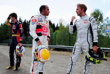 SPA FRANCORCHAMPS, BELGIUM - AUGUST 30:  Jaime Alguersuari (L) of Spain and Scuderia Toro Rosso, Lewis Hamilton (R) of Great Britain and McLaren Mercedes and Jenson Button (C) of Great Britain and Brawn GP retire early after crashing out on the first lap of the Belgian Grand Prix at the Circuit of Spa Francorchamps on August 30, 2009 in Spa Francorchamps, Belgium.  (Photo by Clive Mason/Getty Images)