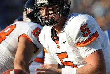 PASADENA, CA - NOVEMBER 08:   Sean Canfield #5 of the Oregon State Beavers passes off the ball during the game against the UCLA Bruins at the Pasadena Rose Bowl on November 8, 2008 in Pasadena, California.  (Photo by Lisa Blumenfeld/Getty Images)