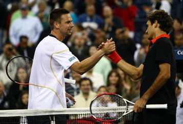 NEW YORK - SEPTEMBER 09:  Roger Federer (L) of Switzerland shakes hands with Robin Soderling of Sweden after defeating Soderling during day ten of the 2009 U.S. Open at the USTA Billie Jean King National Tennis Center on September 9, 2009 in the Flushing neighborhood of the Queens borough of New York City.  (Photo by Chris McGrath/Getty Images)