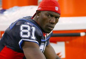 ORCHARD PARK, NY - SEPTEMBER 03:  Terrell Owens #81 of the Buffalo Bills sits on the sidelines during a  preseason game against the Detroit Lions at Ralph Wilson Stadium on September 3, 2009 in Orchard Park, New York.  (Photo by Rick Stewart/Getty Images)