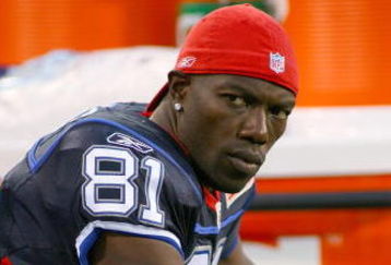 ORCHARD PARK, NY - SEPTEMBER 03:  Terrell Owens #81 of the Buffalo Bills sits on the sidelines during a  preseason game against the Detroit Lions at Ralph Wilson Stadium on September 3, 2009 in Orchard Park, New York.  (Photo by Rick Stewart/Getty Images)