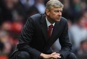 MANCHESTER, ENGLAND - AUGUST 29:  Arsenal Manager Arsene Wenger watches the action during the Barclays Premier League match between Manchester United and Arsenal at Old Trafford on August 29, 2009 in Manchester, England.  (Photo by Laurence Griffiths/Getty Images)