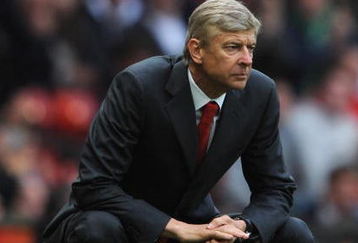 MANCHESTER, ENGLAND - AUGUST 29:  Arsenal Manager Arsene Wenger watches the action during the Barclays Premier League match between Manchester United and Arsenal at Old Trafford on August 29, 2009 in Manchester, England.  (Photo by Laurence Griffiths/Getty Images)
