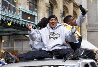 PITTSBURGH - FEBRUARY 03:  Hines Ward #86 and Nate Washington #85 of the Pittsburgh Steelers acknowleges the crowd during a parade to celebrate winning Super Bowl XLIII on February 3, 2009 in Pittsburgh, Pennsylvania.  (Photo by Gregory Shamus/Getty Images)