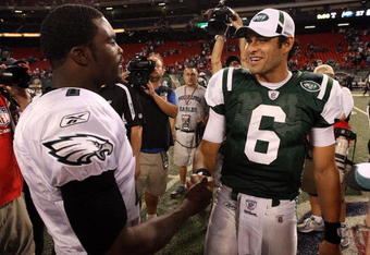 EAST RUTHERFORD, NJ - SEPTEMBER 03:  Michael Vick #7 of the Philadelphia Eagles shakes hands with Mark Sanchez #6 of the New York Jets after their game on September 3, 2009 at Giants Stadium in East Rutherford, New Jersey. The Jets defeated the Eagles 38-27.  (Photo by Jim McIsaac/Getty Images)