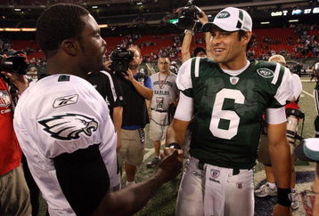 EAST RUTHERFORD, NJ - SEPTEMBER 03:  Michael Vick #7 of the Philadelphia Eagles shakes hands with Mark Sanchez #6 of the New York Jets after their game on September 3, 2009 at Giants Stadium in East Rutherford, New Jersey. The Jets defeated the Eagles 38-27.  (Photo by Jim McIsaac/Getty Images)