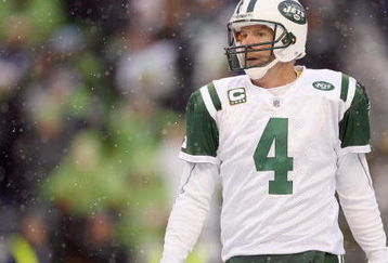 SEATTLE - DECEMBER 21:  Quarterback Brett Favre #4 of the New York Jets looks down field during the game against the Seattle Seahawks on December 21, 2008 at Qwest Field in Seattle, Washington. The Seahawks defeated the Jets 13-3. (Photo by Otto Greule Jr/Getty Images)