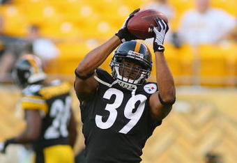 PITTSBURGH - AUGUST 13:  Willie Parker #39 of the Pittsburgh Steelers warms up prior to the preseason NFL game against the Arizona Cardinals at Heinz Field on August 13, 2009 in Pittsburgh, Pennsylvania.  The Steelers won 20-10.  (Photo by Rick Stewart/Getty Images)