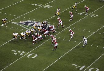 TAMPA, FL - FEBRUARY 01:  The Pittsburgh Steelers offense lines up against the Arizona Cardinals defense during Super Bowl XLIII on February 1, 2009 at Raymond James Stadium in Tampa, Florida.  (Photo by Doug Benc/Getty Images)