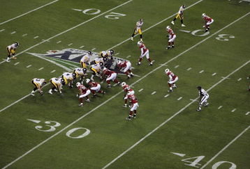 TAMPA, FL - FEBRUARY 01:  The Pittsburgh Steelers offense lines up against the Arizona Cardinals defense during Super Bowl XLIII on February 1, 2009 at Raymond James Stadium in Tampa, Florida.  (Photo by Doug Benc/Getty Images)